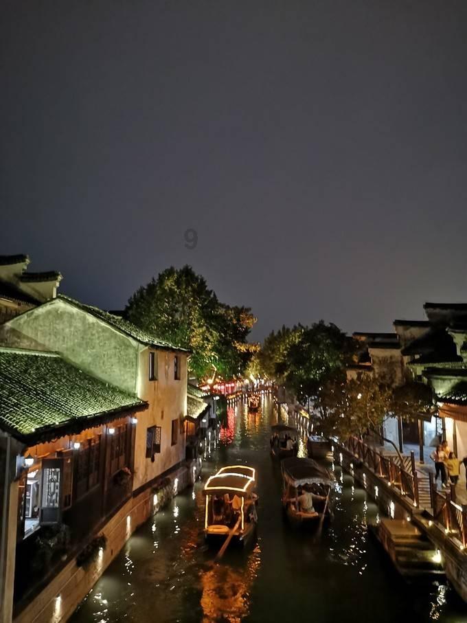 向上跳的香蕉